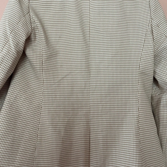 Ann Taylor beautiful Petite Blazer for Women. - Picture 9 of 16